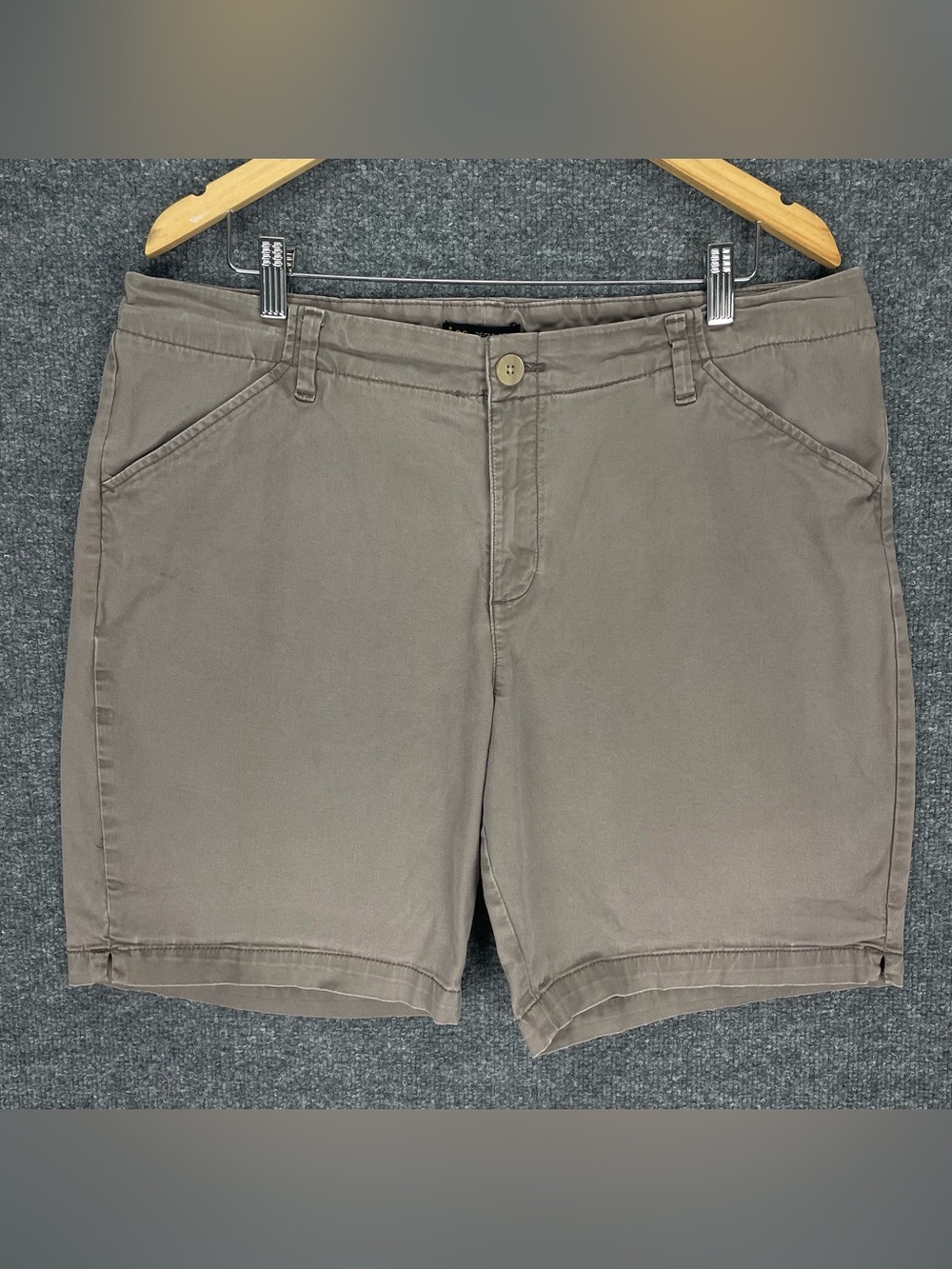 Lee Regular Fit Mid Rise Shorts Women’s 18 Tan Brown Chino Flat Front 9” Casual